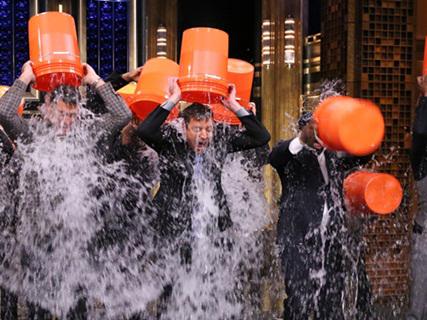 一場精心策劃的營銷活動傳播，冰桶挑戰(zhàn)