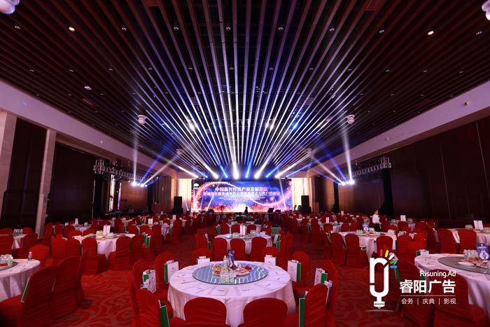 不同的舞臺場景，需要不同的燈光設計！