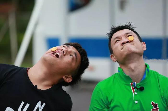 擠眉弄眼游戲活動規則-擠眉弄眼 吃餅干怎么玩